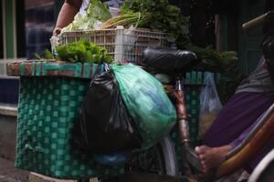 Verkauf Waren von Fahrrad Gemüse Verkäufer im Indonesien foto