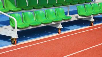 Reservieren und Coaching Mitarbeiter Bank auf Gummi Fußboden im draussen Sport Stadion foto