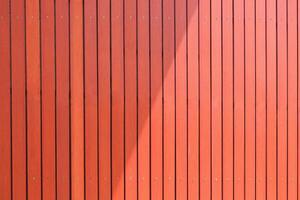 hölzern Streifen Beton Fliese Sonne Schattierung Zaun Mauer Hintergrund mit Sonnenlicht und Schatten auf Oberfläche foto