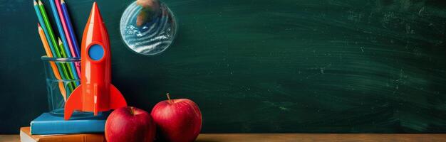 Schule Rakete mit Farbe Bleistifte und Bücher auf das Tisch, Grün Tafel Hintergrund foto