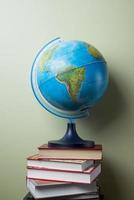 gestapelte Bücher mit Globus
