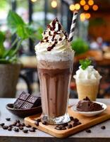Schokolade Milchshake mit ausgepeitscht Sahne und Cafe Hintergrund foto