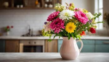 Strauß von frisch Blumen im ein Vase mit verschwommen Küche Hintergrund foto