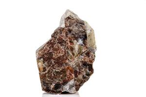 Makro von ein Mineral Stein Vesuvianit auf ein Weiß Hintergrund foto