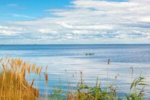 schön Landschaft von das Meer gegen das Hintergrund von ein Blau Himmel mit Wolken foto