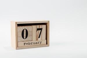 hölzern Kalender Februar 07 auf ein Weiß Hintergrund foto