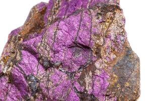 Makro Mineral Stein purpureus, lila Purpurit im das Rasse ein Weiß Hintergrund foto