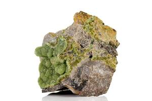 Makro Rosa Smithsonit Mineral Stein auf Mikroklin auf Weiß Hintergrund foto