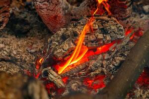 textur flamme von brennenden holzstämmen in der nacht foto