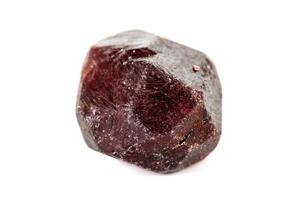 Makro Mineral Stein Granat, auf ein Weiß Hintergrund foto