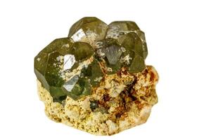 Makro Stein Demantoid Mineral auf Weiß Hintergrund foto