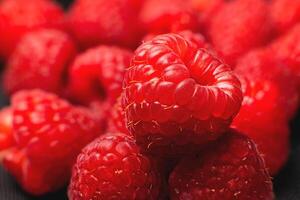 Nahansicht von frisch köstlich Himbeeren im Makro Fotografie. köstlich Beeren Vitamine und gesund Essen foto