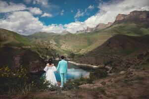 Hochzeit Paar beim Ziel. Berge und See Sicht. ein malerisch Platz zum ein Hochzeit foto