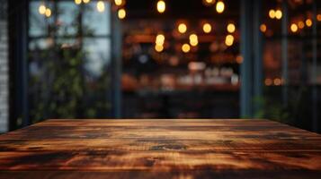 hölzern Tabelle mit verschwommen Hintergrund von Cafe oder Restaurant im das Hintergrund foto
