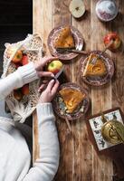 Frau schneidet ein Apfel zum Herstellung Apfel Kuchen, oben Aussicht immer noch Leben foto