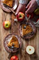 Frau schneidet ein Apfel zum Herstellung Apfel Kuchen, oben Aussicht immer noch Leben foto