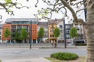 Gent, Belgien, kann 5, 2022, schön Häuser im das Center von Gent in der Nähe von das Zug Bahnhof, modern Stadt mit Straßenbahn foto