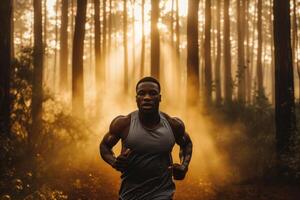 ein schwarz Mann mit ein muskulös bauen Laufen im ein Wald Bereich foto