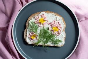 kreativ Sandwich mit Sanft Käse und Rosa Pasta Tarama grüne, Blumen foto
