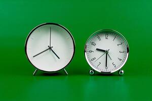 Zeit Hand zeigt an Stehen Zeit. hoch Qualität Studio Foto von ein Uhr. das Konzept von Zeit und das Regeln von Zeit im Arbeit