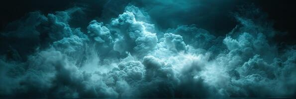dunkel Himmel gefüllt mit zahlreich dick Wolken foto