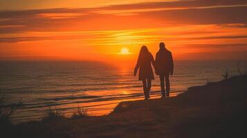 Paar Stehen zusammen im das sandig Strand foto