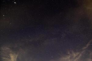 Himmel Sterne Wolken Milchstraße in der Nacht foto