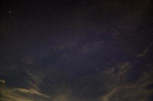 Himmel Sterne Wolken Milchstraße in der Nacht foto