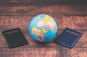 Reisepass bereiten sich auf Reisen oder Geschäfte im Ausland auf der ganzen Welt vor foto