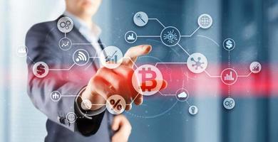 btc. weltweites Netzwerkkonzept für digitales Geld und Technologie. virtuelle Bitcoin digitale Währungsmünze foto