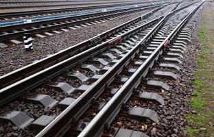 Fotofragment der Eisenbahnschienen bei Regenwetter foto