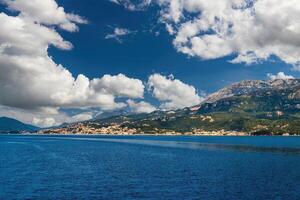 Bucht von kotor im das adriatic Meer, Montenegro. Meer Kreuzfahrt in der Nähe von das Küste. foto