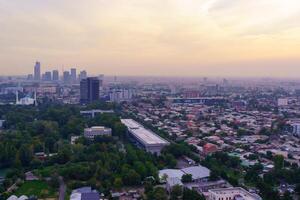 Usbekistan, Taschkent - - September 29, 2023 oben Aussicht von das Überwachung Deck auf das Taschkent Fernseher Turm zu das zentral Teil von das Stadt bedeckt mit Smog beim Sonnenuntergang . Luft Umweltverschmutzung. foto