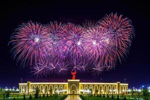 Usbekistan, Taschkent - - September 1, 2023 mehrfarbig Feuerwerk Über das Unabhängigkeit Monument im yangi Usbekistan Park im Taschkent auf Unabhängigkeit Tag. foto