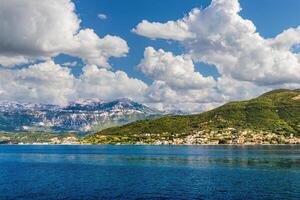 Bucht von kotor im das adriatic Meer, Montenegro. Meer Kreuzfahrt in der Nähe von das Küste. foto