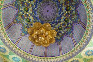 geometrisch traditionell islamisch Ornament und gewölbt Decke Leuchter. Fragment von ein Keramik Mosaik. foto
