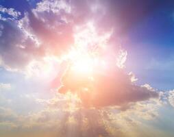 Sonnenstrahlen brechen durch dramatisch Kumulus Wolken. Veränderung von Wetter. hoffen oder Religion Konzept. foto