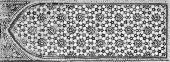 geometrisch traditionell islamisch Ornament. Fragment von ein Keramik Mosaik. schwarz und Weiß. foto