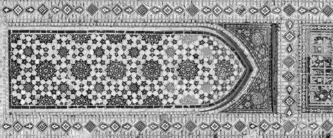 geometrisch traditionell islamisch Ornament. Fragment von ein Keramik Mosaik. schwarz und Weiß. foto