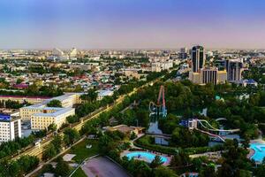 Usbekistan, Taschkent - - April 24, 2023 oben Aussicht von das Überwachung Deck auf das Taschkent Fernseher Turm zu das zentral Teil von das Stadt während das Dämmerung. foto