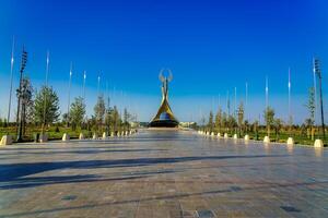 Usbekistan, Taschkent - - April 25, 2023 Monument von Unabhängigkeit im das bilden von ein Stele mit ein Humo Vogel gegen ein Blau Himmel im das Neu Usbekistan Park. foto