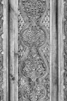schwarz und Weiß geschnitzt hölzern Türen mit Muster und Mosaik. foto