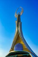 Usbekistan, Taschkent - - April 25, 2023 Monument von Unabhängigkeit im das bilden von ein Stele mit ein Humo Vogel gegen ein Blau Himmel im das Neu Usbekistan Park. foto