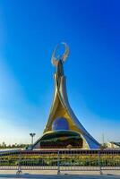 Usbekistan, Taschkent - - April 25, 2023 Monument von Unabhängigkeit im das bilden von ein Stele mit ein Humo Vogel gegen ein Blau Himmel im das Neu Usbekistan Park. foto