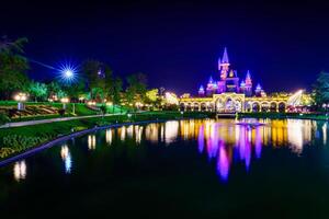 Taschkent, Usbekistan - - April 20, 2023 Magie Stadt Amüsement Park auf Abend reflektiert im ein Wasser. foto