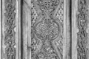 schwarz und Weiß geschnitzt hölzern Türen mit Muster und Mosaik. foto