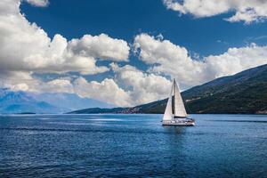 Segeln Schiff im das Bucht von das adriatic Meer. Ferien auf ein Segelboot. foto