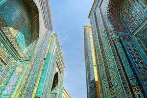 das uralt Mausoleum von Shakh-i-Zinda, das Grab von Leben König, während das Herrschaft von ami temur im Samarkand. Nekropole Bogen dekoriert mit geometrisch islamisch orientalisch Ornament. foto