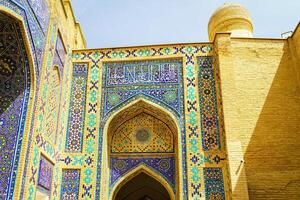 das uralt Mausoleum von Shakh-i-Zinda, das Grab von Leben König, während das Herrschaft von ami temur im Samarkand. Nekropole Bogen dekoriert mit geometrisch islamisch orientalisch Ornament. foto