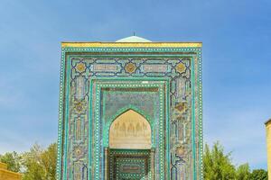 das uralt Mausoleum von Shakh-i-Zinda, das Grab von Leben König, während das Herrschaft von ami temur im Samarkand. Nekropole Bogen dekoriert mit geometrisch islamisch orientalisch Ornament. foto
